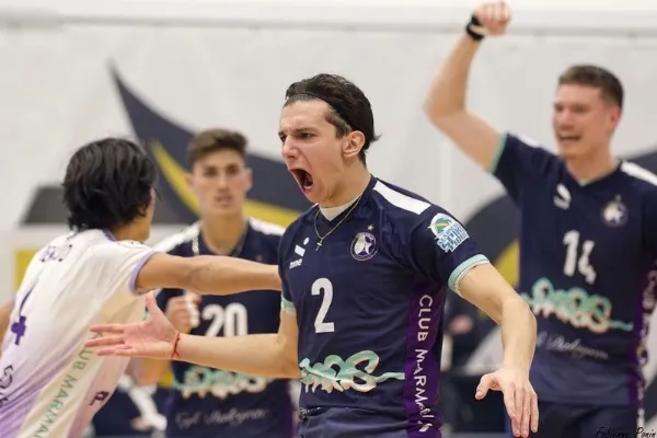 Kellian Paes fête un point avec ses anciens coéquipiers du Paris Volley
