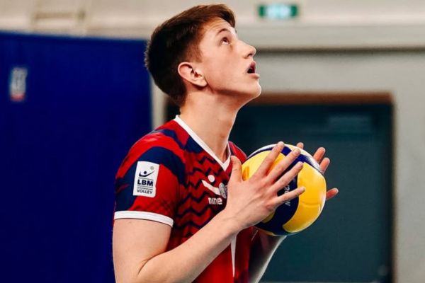 Ino Dukic avec le maillot de Saint-Quentin lors d’un match.