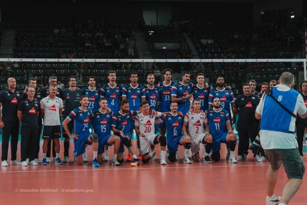 Photo de l'équipe de France avant le début du match amical face à la Serbie (amaphoto.jpeg)