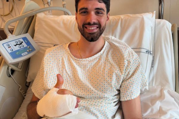 Daniele Lavia après son opération à la main.