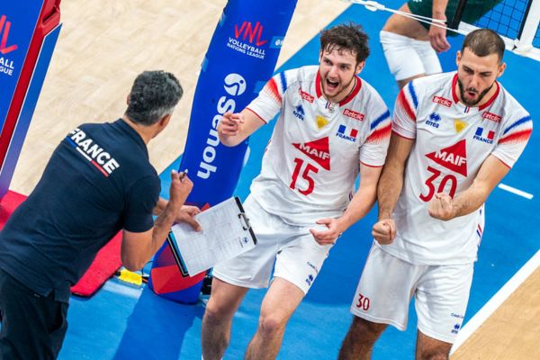 Photo de Mathis Henno aux côtés de François Huetz en Ligue des Nations