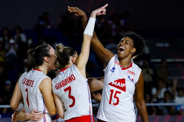 Photo de Sylves, Cazaute et Giardino lors du match face à Porto Rico (Volleyballworld)