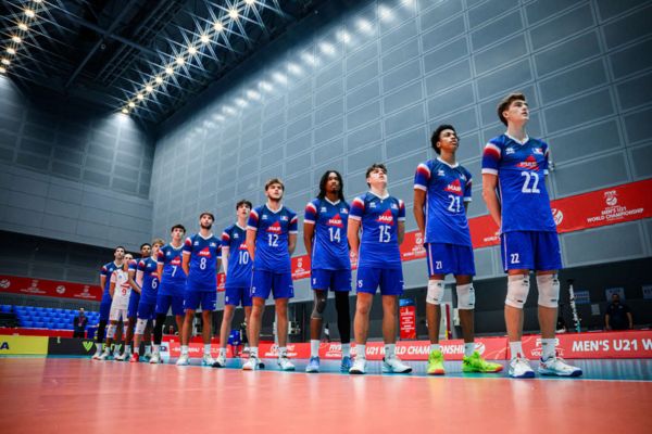 Photo de l’équipe de France pendant l’hymne face au Kazakhstan. (Volleyballworld)