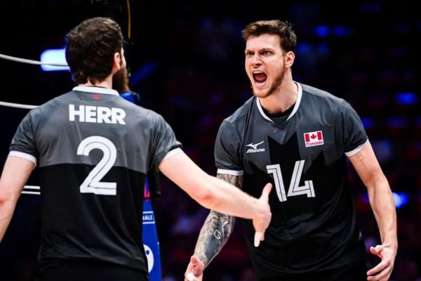 Arthur Szwarc et Luke Herr célèbrent un point sous le maillot du Canada.