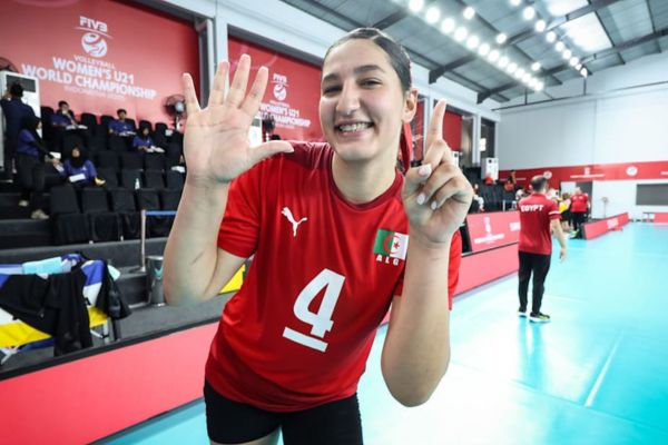 Alida May Bennour avec le maillot de l'Algérie U21