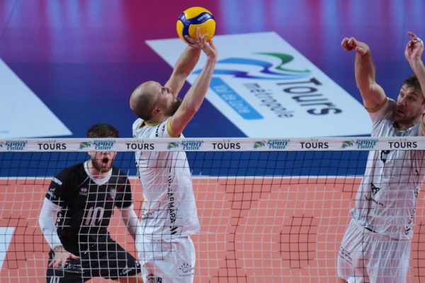 Axel Jacobsen effectue une passe.