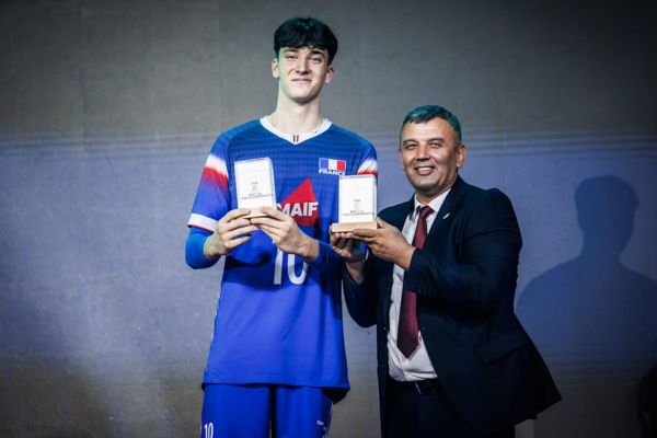 Andrej Jokanovic avec les trophées de MVP et de meilleur réceptionneur-attaquant du Mondial U19.