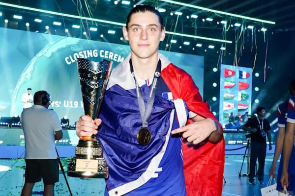 Noa Duflos-Rossi pose avec le trophée et la médaille de champion du monde U19