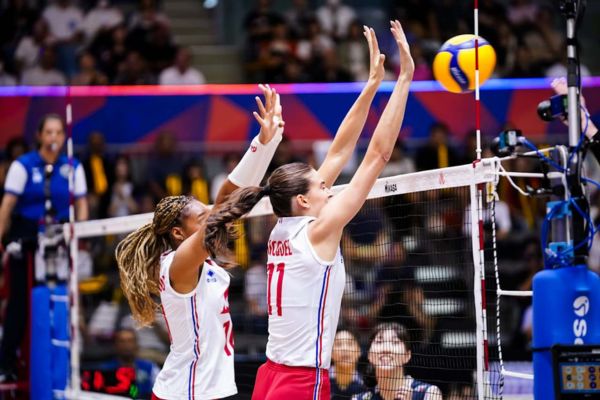 Photo de Lucille Gicquel et Fatoumata Fanguedou au bloc