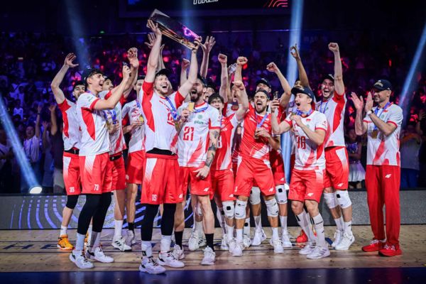 L'équipe de Pologne soulève le trophée de la Ligue des Nations