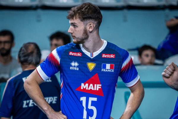 Photo de Mathis Henno avec le maillot de l'équipe de France lors d'un match amical