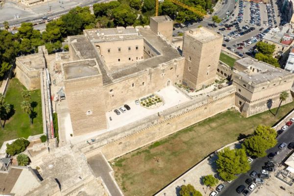 Photo du château normand-souabe de Bari.