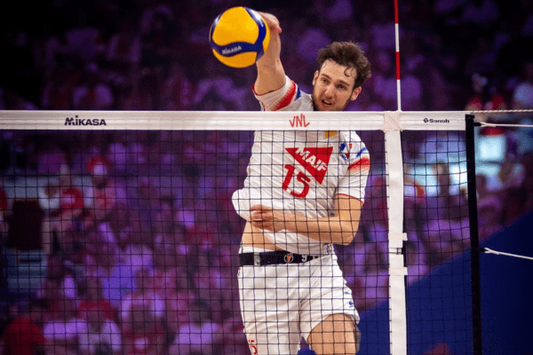 Mathis Henno face à la Pologne lors de la VNL 2025 (czas siatkowki)