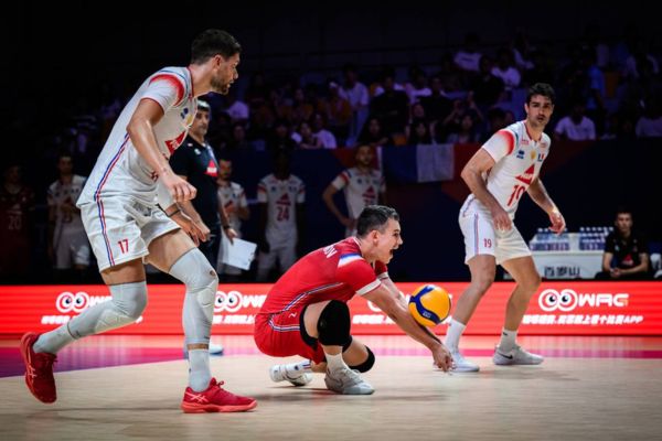 Jenia Grebennikov défend face à une attaque slovène en VNL