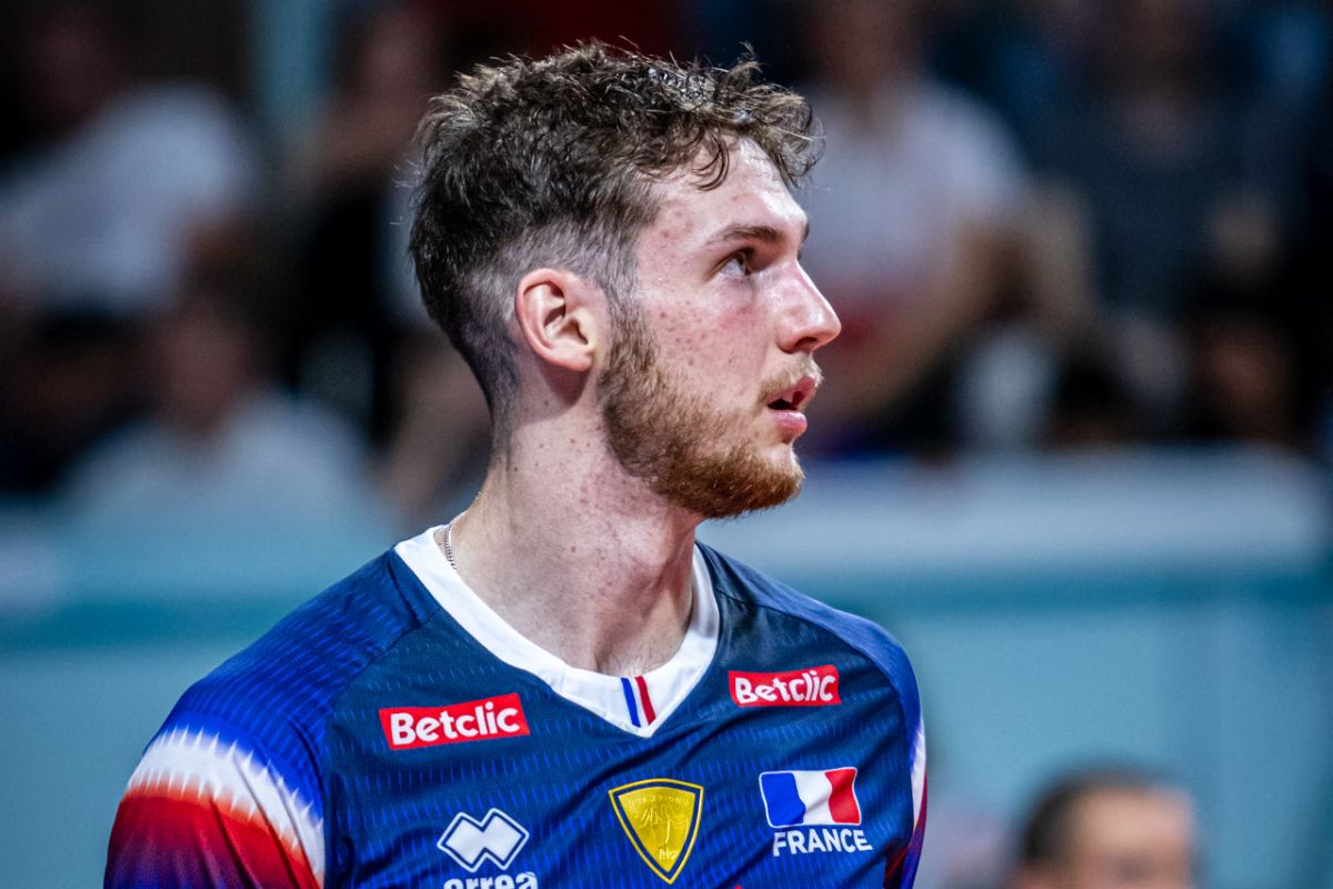 Photo de Mathis Henno avec le maillot de l'équipe de France (Alexandre Philippe / alexp_work)