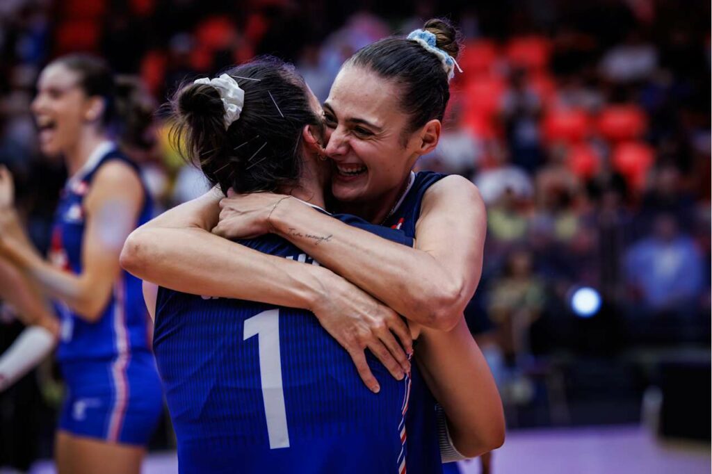 Héléna Cazaute et Amélie Rotar, joueuses de l'équipe de France de volley-ball, se prennent dans les bras.