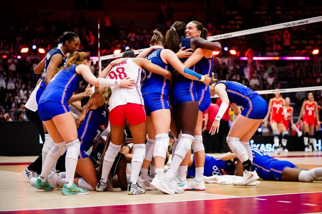 Les Françaises se prennent dans les bras après leur victoire en huitième de finale des championnats du monde de volley-ball face à la Chine.
