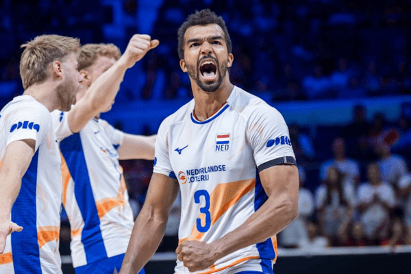 Photo de Michiel Ahyi célébrant un point. (Volleyballworld)