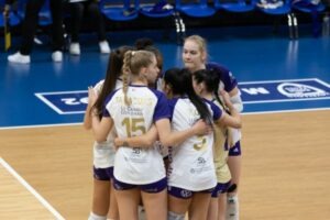 Les joueuses du club, Le Cannet, qui se prennent dans les bras.