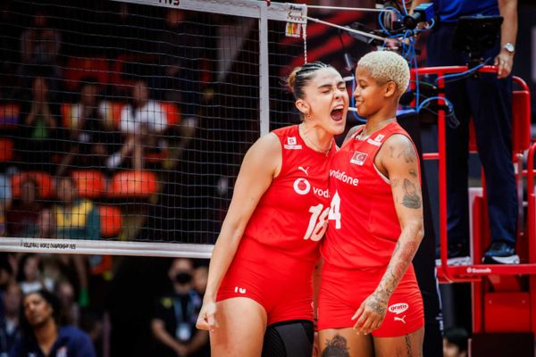 Photo de Melissa Vargas et Zehra Güneş en train de célébrer.