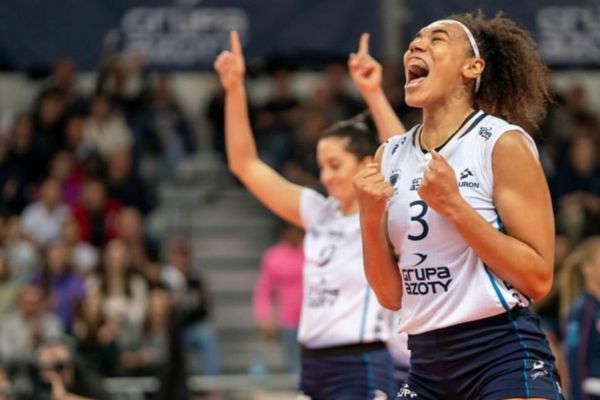 Elizabet Inneh crie victoire sur le terrain.