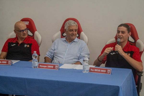 Photo de Noa Duflos-Rossi à droite, Beppe Cormio au milieu et Giampaolo Medei à gauche. (Lube Volley)