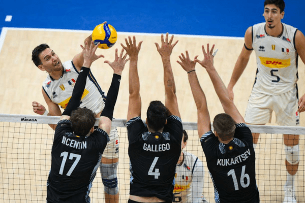 Photo du pointu italien, Yuri Romano à l'attaque. (Volleyballworld)