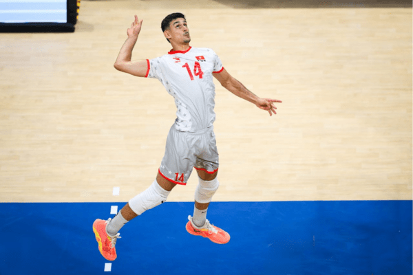 Photo d'Oussama Ben Romdhane à l'attaque (Volleyballworld)