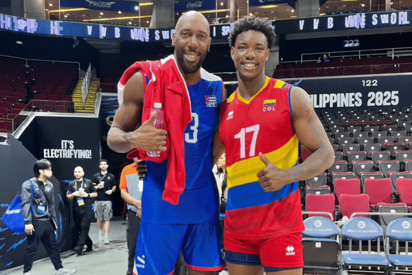 Photo de Robertlandy Simón (à gauche) et Miguel Ángel Martínez (à droite) prise à la fin du match de phase de groupes du Mondial entre la Colombie et Cuba. (Volleyballworld)