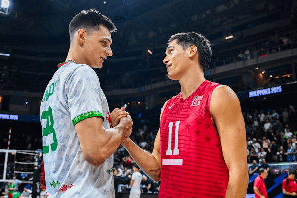 Aleksandar Nikolov (à gauche) et Micah Christenson (à droite) échangent une poignée de main. (Volleyballworld)
