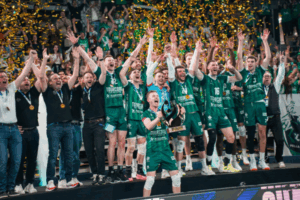 Photo des joueurs de Tourcoing brandissant le trophée après leur victoire en finale de la Coupe de France contre Montpellier (3-2). (Tourcoing)