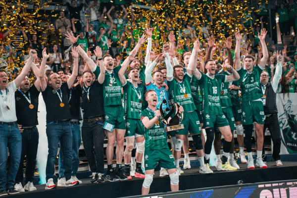 Photo des joueurs de Tourcoing brandissant le trophée après leur victoire en finale de la Coupe de France contre Montpellier (3-2). (Tourcoing)