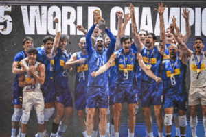 Photo des joueurs italiens soulevant le trophée. (Volleyballworld)