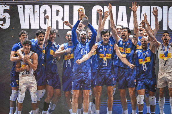 Photo des joueurs italiens soulevant le trophée. (Volleyballworld)