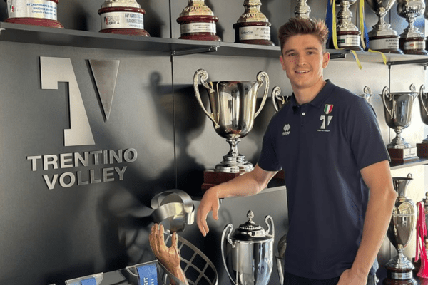 Photo de Théo Faure à côté des trophées (Volleyballworld)