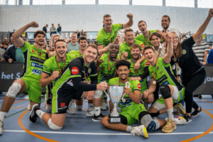 Photo de l'équipe de Menen avec le trophée de la Supercoupe 2024. (Menen)