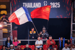 Photo d’un drapeau français et d’un drapeau chinois lors du huitième de finale France – Chine. (Volleyballworld)