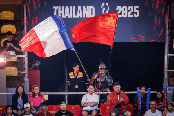 Photo d’un drapeau français et d’un drapeau chinois lors du huitième de finale France – Chine. (Volleyballworld)