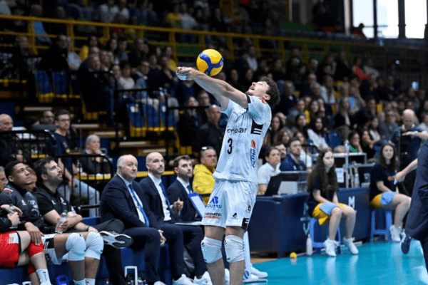 Photo de Shay Liberman avec le maillot de Padova. (Legavolley)