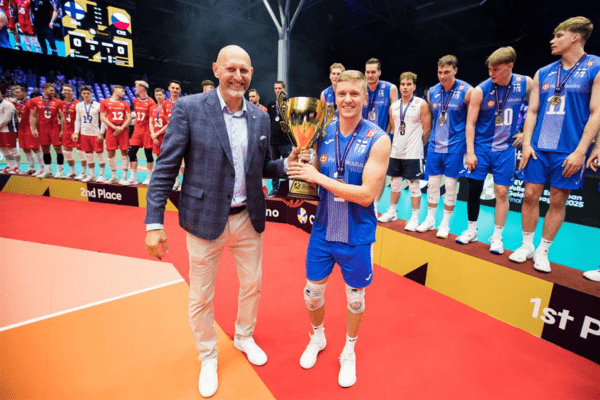 Photo prise lors de la finale de la Golden League, où l’on voit Rokainen avec le trophée. (CEV)
