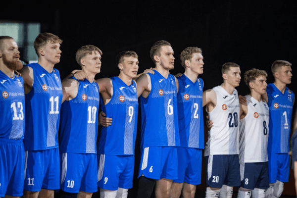 Photo des Finlandais pendant l'hymne national avant la demi-finale de la Golden League. (CEV)