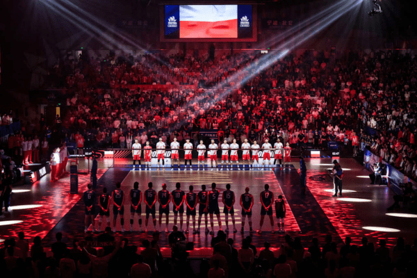 Photo des joueurs polonais lors de l'hymne en VNL. (Volleyballworld)