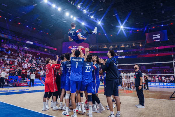 Photo des joueurs français célébrant la 400e sélection de Benjamin Toniutti face à la Pologne. (Volleyballworld)