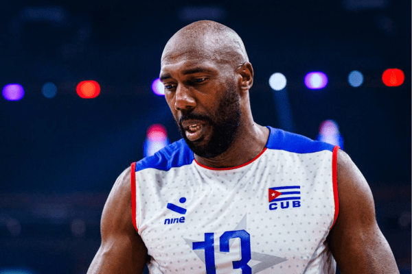 Photo de Robertlandy Simon (Central de Cuba) lors de la Ligue des Nations. (Volleyballworld)