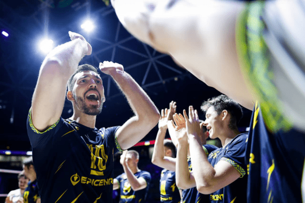 Photo de Yurii Semeniuk lors du match contre la Chine. (Volleyballworld)