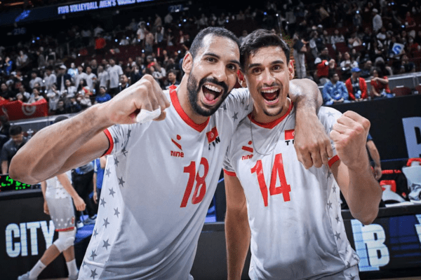 Photo de Ali Bongui et Oussama Ben Romdhane après la victoire 3-0 face aux Philippines. (Volleyballworld)