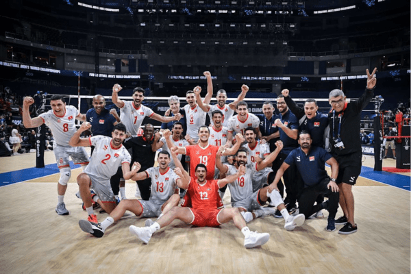 L’équipe de Tunisie pose pour une photo de groupe après sa victoire contre les Philippines en ouverture du Mondial 2025. (Volleyballworld)