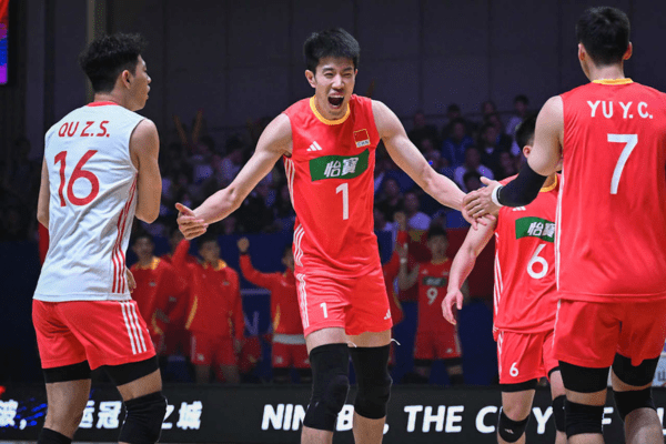 Photo du chinois, Zihua Wen, lors du quart de finale face au Brésil, en Ligue des Nations. (Volleyballworld)