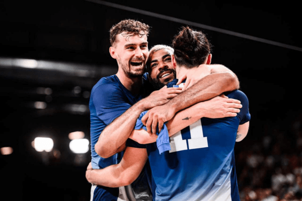 Photo de Jean Patry, Earvin Ngapeth et Antoine Brizard aux Jeux Olympiques de Paris (Volleyballworld)