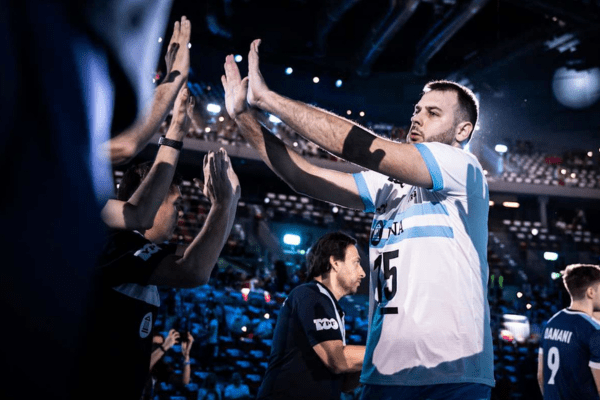 Photo de Luciano De Cecco face au Brésil lors du Championnat du monde 2022. (Volleyballworld)